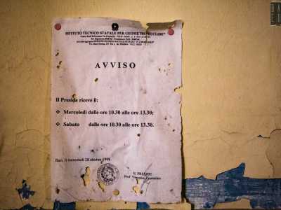 ...presenta su una parete un avviso datato 1998, ultimo anno scolastico del Nautico